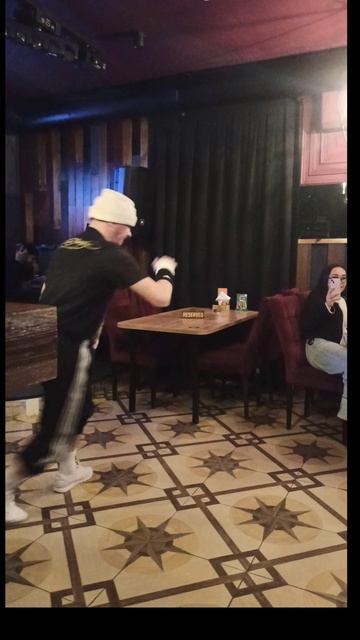 Меня зовут Дмитрий я занимаюсь спортивным видом танца Break Dance выступаю на корпоротивах, свадьбах