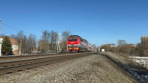«Приветливый» Тепловоз ТЭП70БС-210 с двухэтажным поездом на перегоне в Рыбинске, 2026 год
