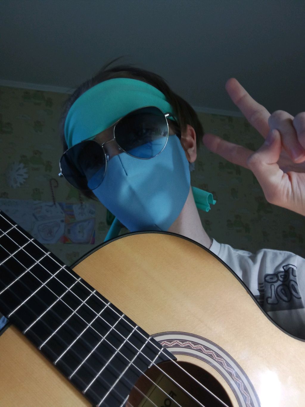 ! болтаем, играем на гитаре! 😉