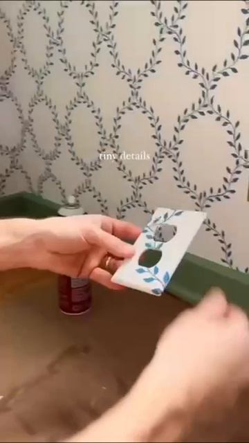 Маскировка розеток 🔥

Самый простой способ замаскировать розетку на стене с помощью обоев