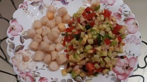 Гребешки с овощным тартаром из авокадо