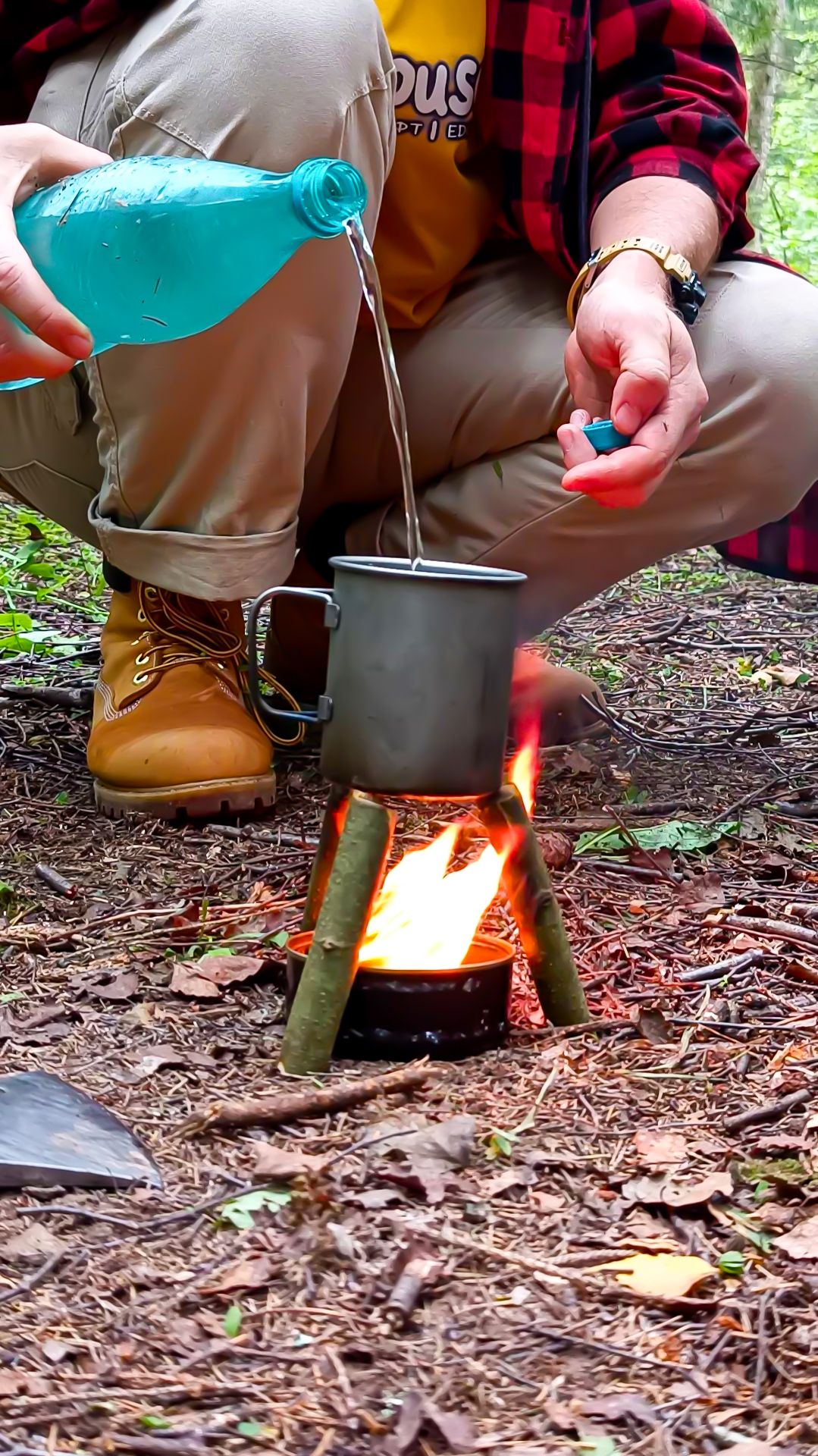 Одна банка шпрот 👌 - Сытный обед в лесу и горячий чай. Сжег масло и вскипятил воду!
