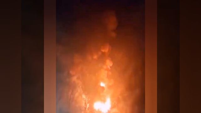 🔥🇺🇦В Днепре после прилётов возник мощнейший пожар
💥Судя по всему, прилёт был в нефтебазу…