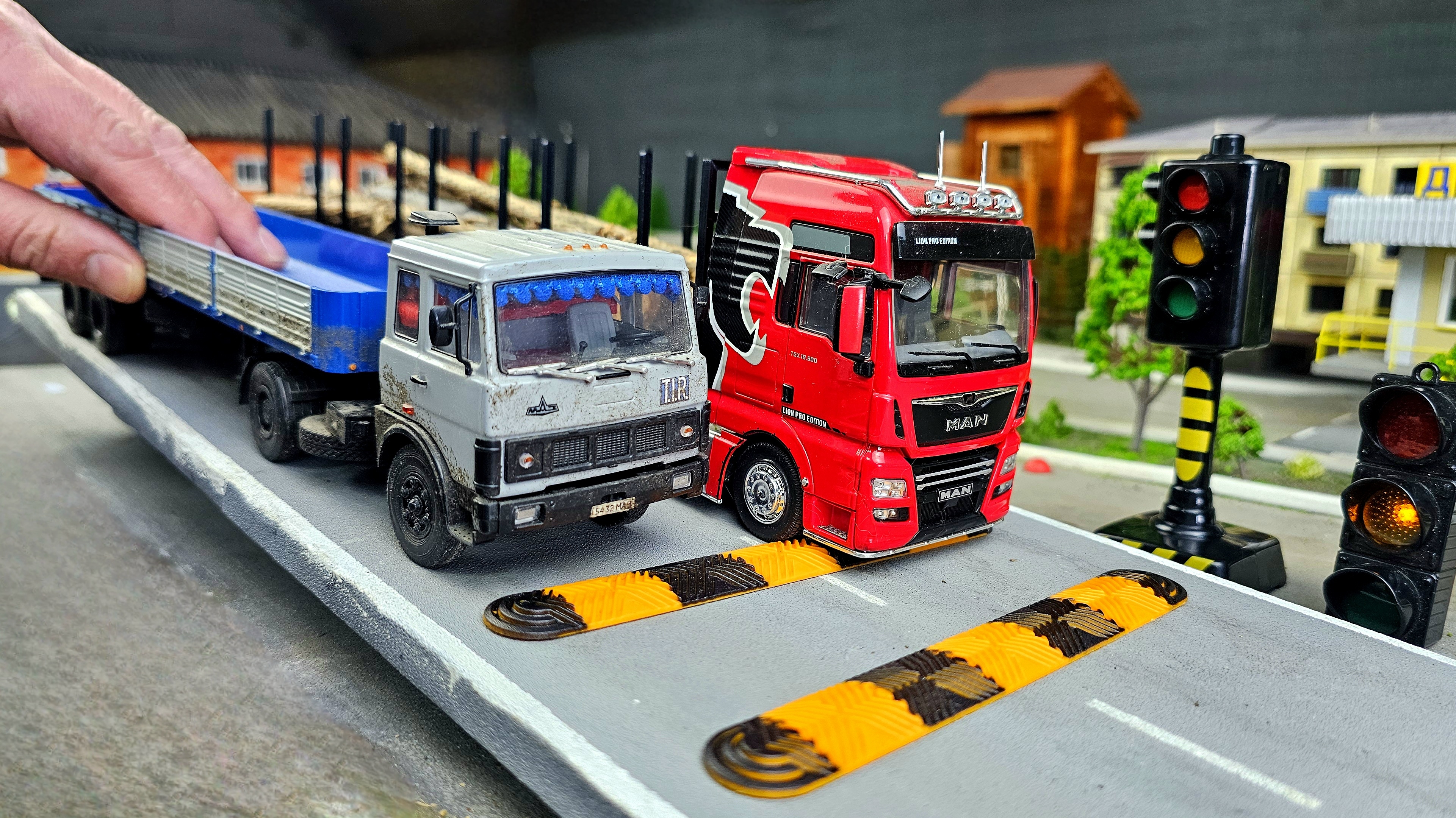 Грузовики и фуры проезжают ДВОЙНОЙ лежачий полицейский. Что будет? Про машинки