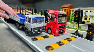 Грузовики и фуры проезжают ДВОЙНОЙ лежачий полицейский. Что будет? Про машинки