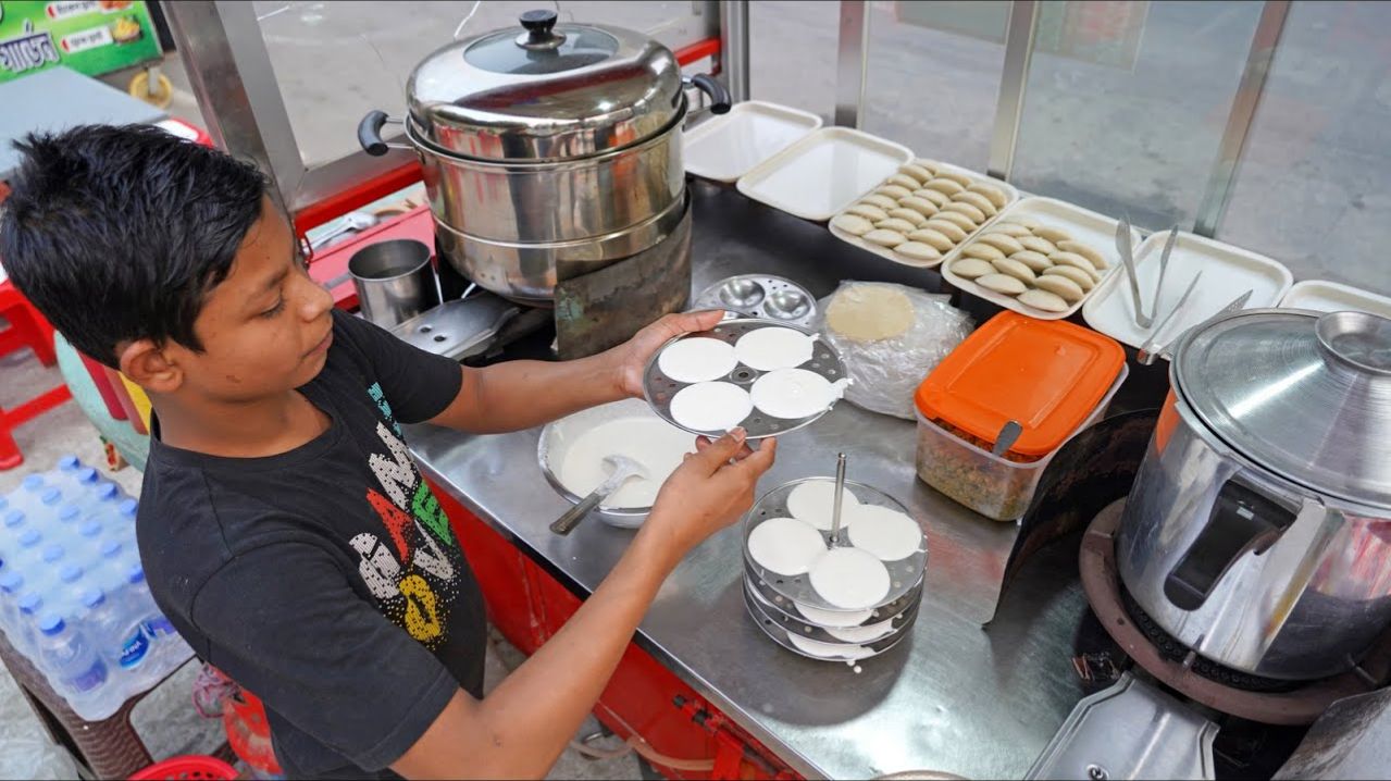 12-летний мальчик мастерски готовит знаменитые идли — бангладешскую уличную еду