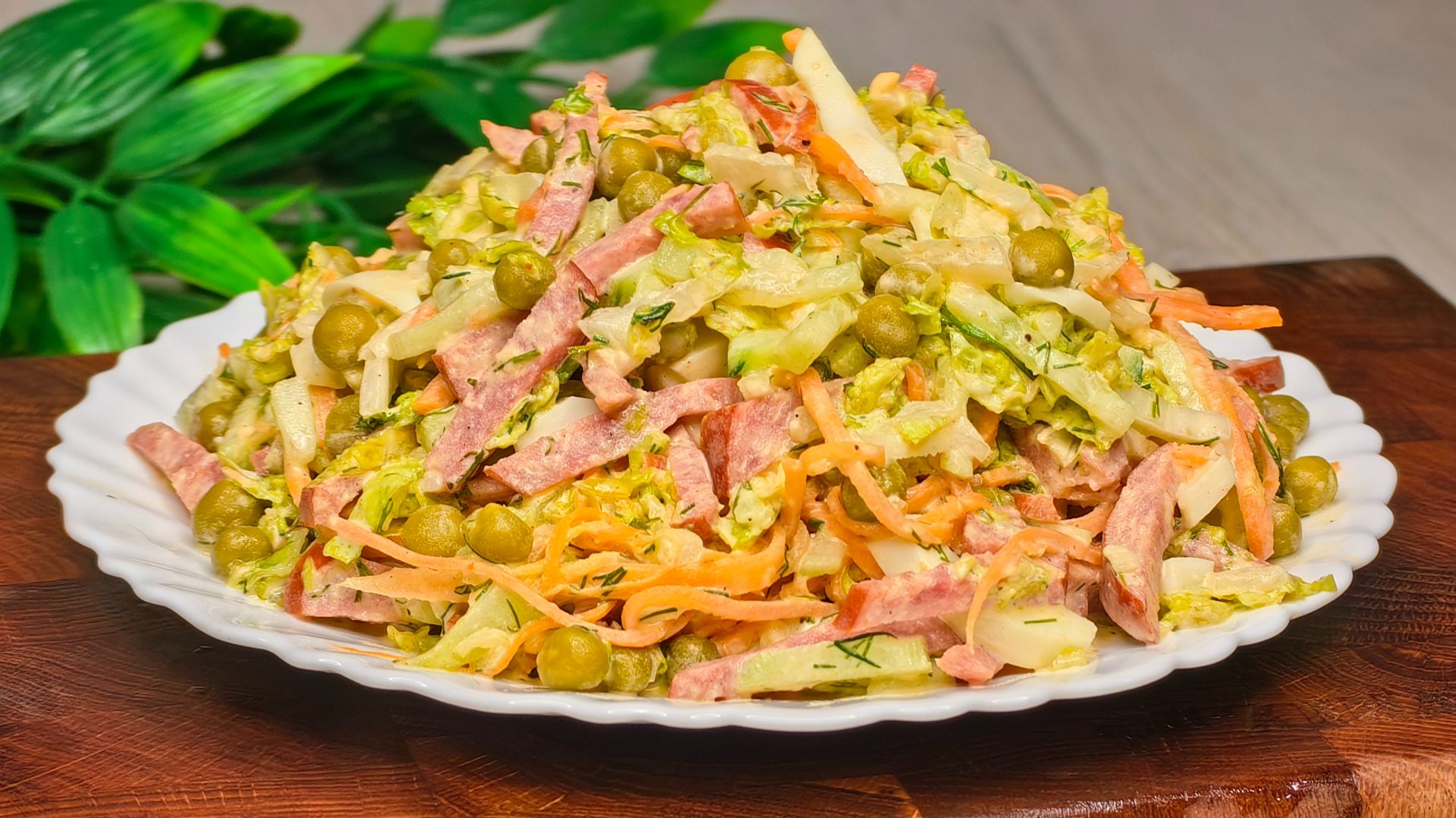 Быстрый и вкусный салат за 5 минут из того что нашлось в холодильнике🥗