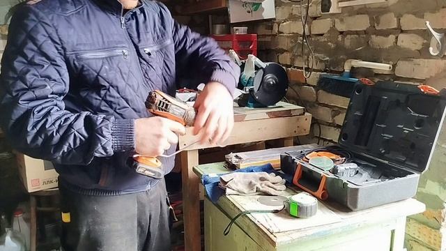 КАК ОТРЕЗАТЬ ЛИСТ ЖЕЛЕЗА, ШУРУПОВЁРТОМ ?