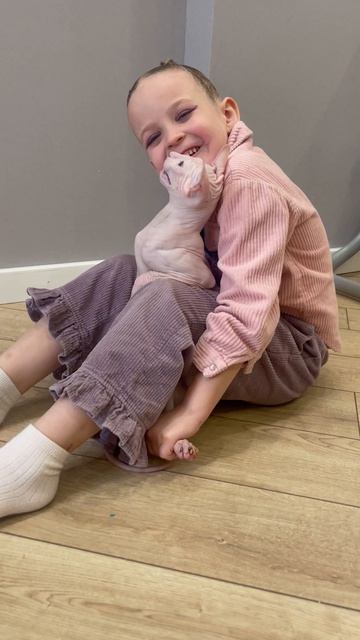 Смешной мем с котом и ребенком