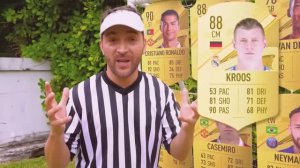 Крис собирает футбольные карточки вместе с дядей