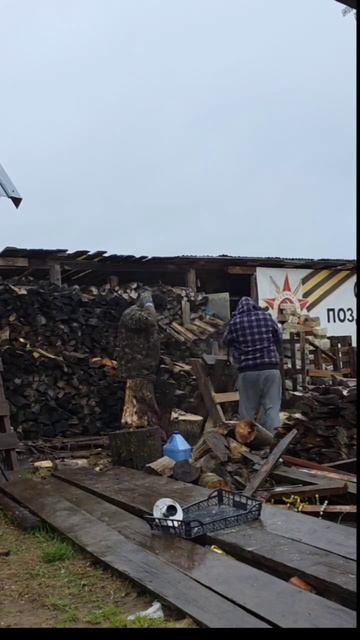 Вчера была уборка 🧹 распил дров 🪵 готовим место для Кулечка 🐂 Катюша дома играет в телефон 📴