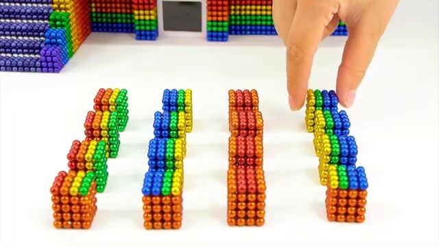 Мультики для детей. Собираем из магнитных шариков дом, деревья.