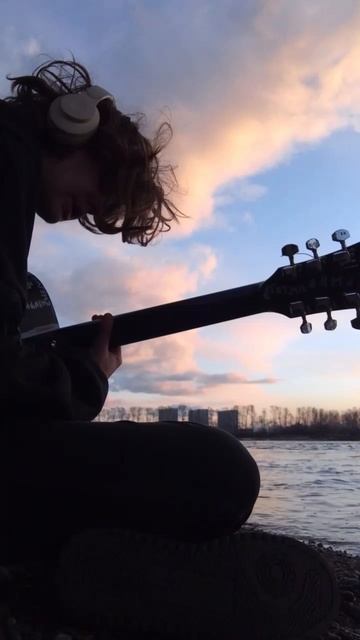 Захар играет на гитаре 2