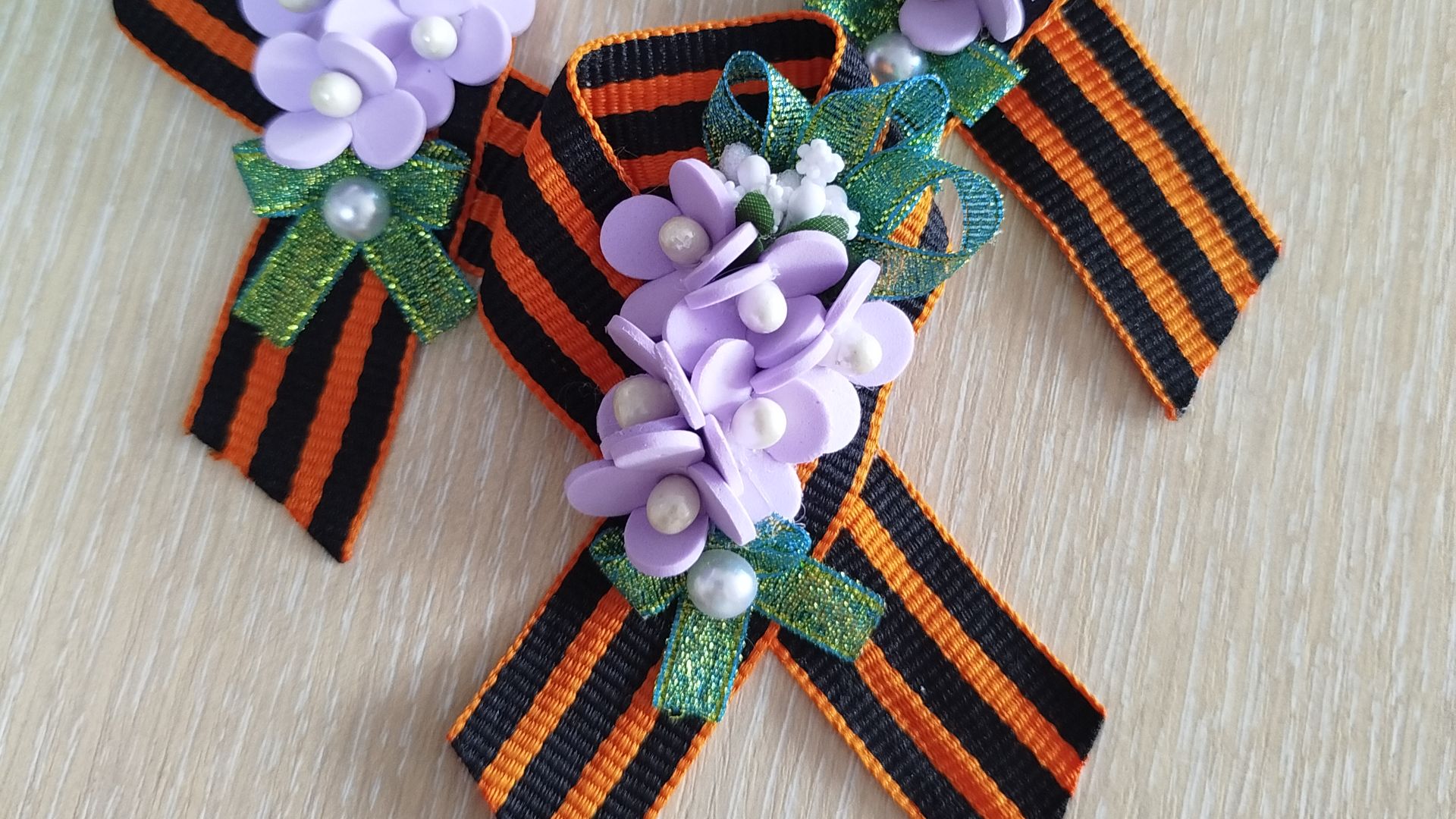 МК.Брошь к 9 маю с веточкой сирени