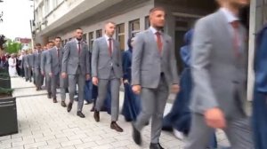 Группа студентов празднует выпускной на боснийской улиц.