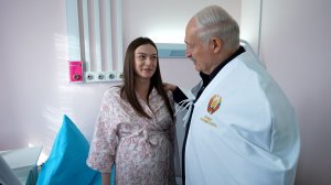Лукашенко ПРИШЁЛ к роженицам: Первый раз? Ну не переживайте! // Петриков