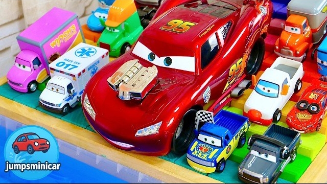 Игрушки Disney Cars ☆ Набор мини-машинок, которые катятся по разноцветным ступенькам и падают в воду
