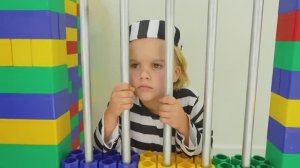 Детектив Крис ведет раследование