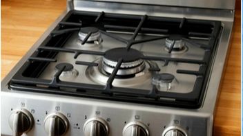 Повышаем безопасность: Смазываем краны газовой печки.