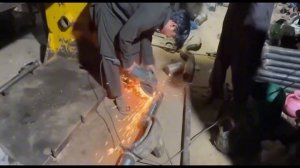 Чудо ремонт на дороге..Эти парни умеют все..(4)