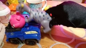 Машинка щенячий патруль синяя. Малыш смеется. Зеркальные цветные лепестки. Мультики для