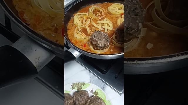 Лапша гнездо с тефтели