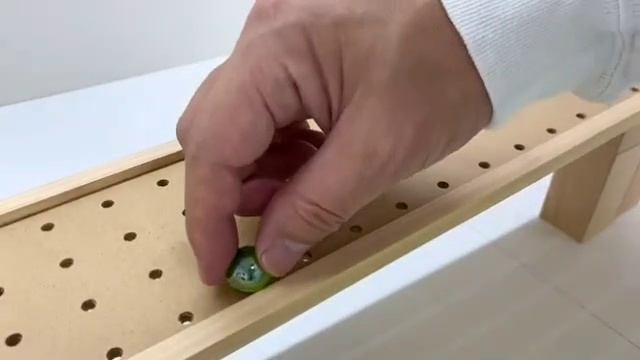 Увлекательное видео для детей и малышей. Шарики катятся в машинки. Яркие шарики. Мультики для детей