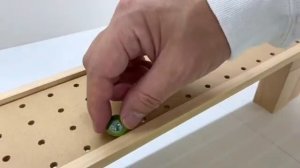 Увлекательное видео для детей и малышей. Шарики катятся в машинки. Яркие шарики. Мультики для детей