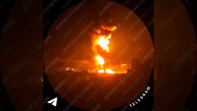 🔥🇺🇦В Днепре после прилётов возник мощнейший пожар 💥Судя по всему, прилёт был в нефтебазу…