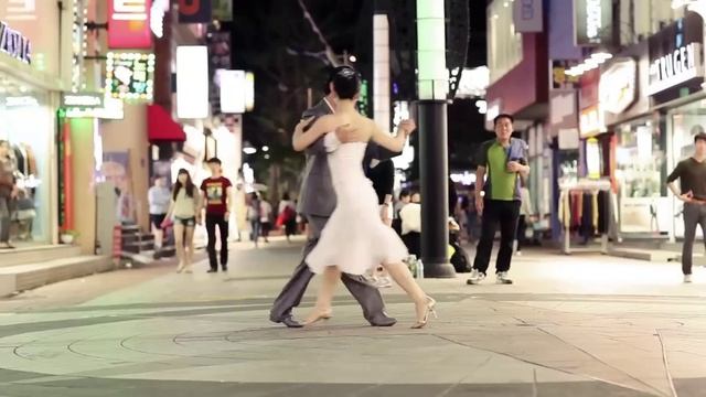 Смывает память прожитые годы...