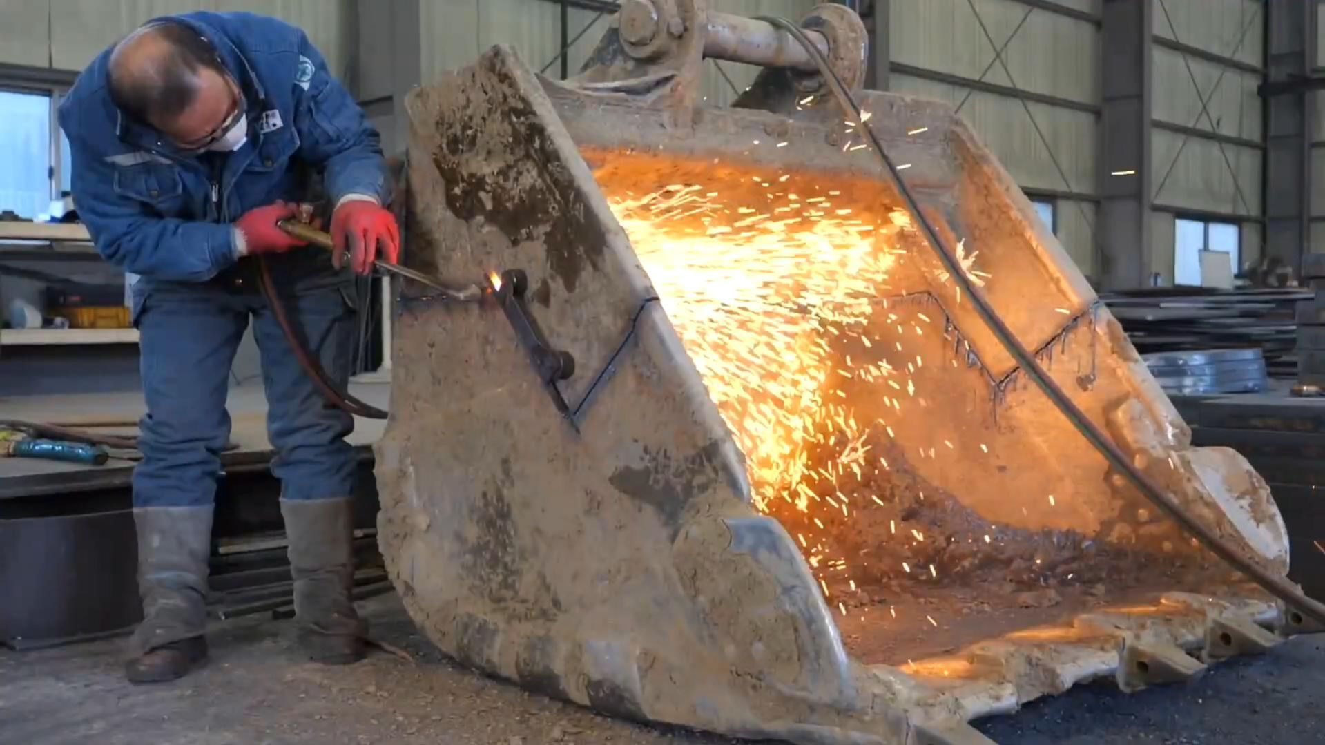 Процесс ремонта старого ковша экскаватора / корейские методы реставрации