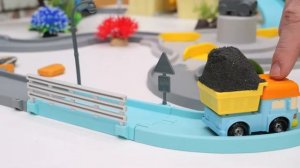 ️ СПАСАЕМ ГРУЗОВИК! Сломался мост и дорога!  Машинки помощники чинят всё!