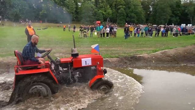 Гонки на тракторах: рев моторов и комья земли!