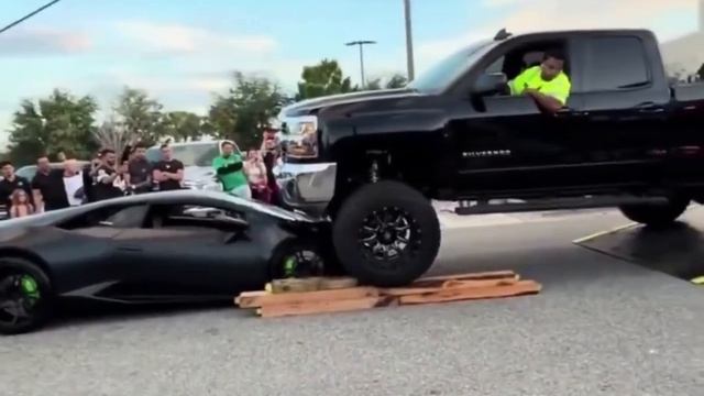Женщина за рулём джипа не заметила Lamborghini из-за его низкой посадки во Флориде