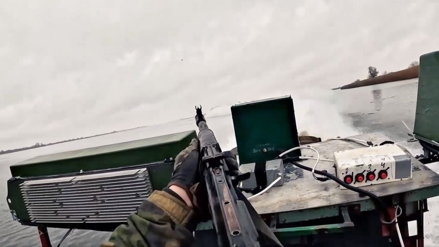 Речные катеры доставляют боеприпасы, несмотря на дроны ВСУ. Лучшее видео из зоны СВО