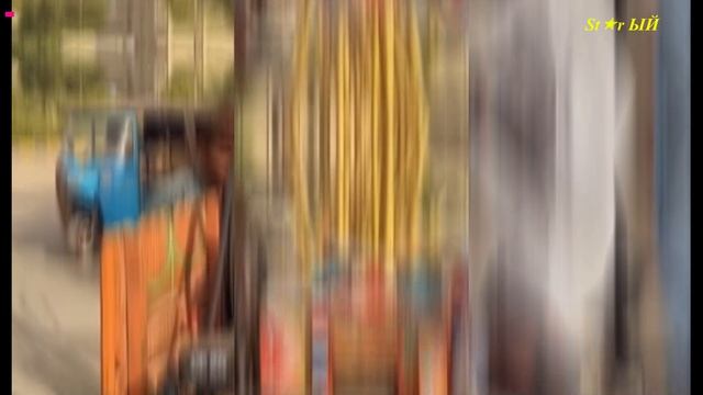 в Пакистане на улицах делают свежевыжатый сок из сахарного тростника по 2 рупии за стакан