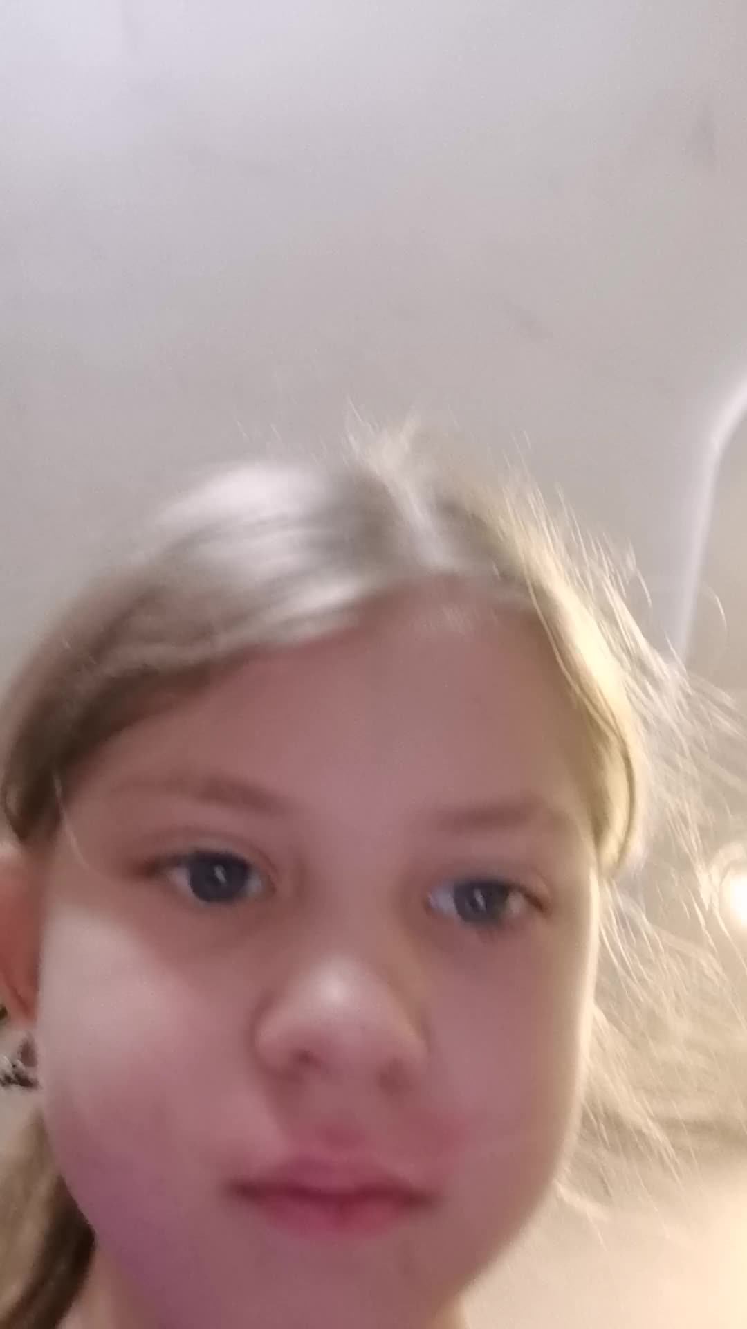 Кошка читает смешные переписки