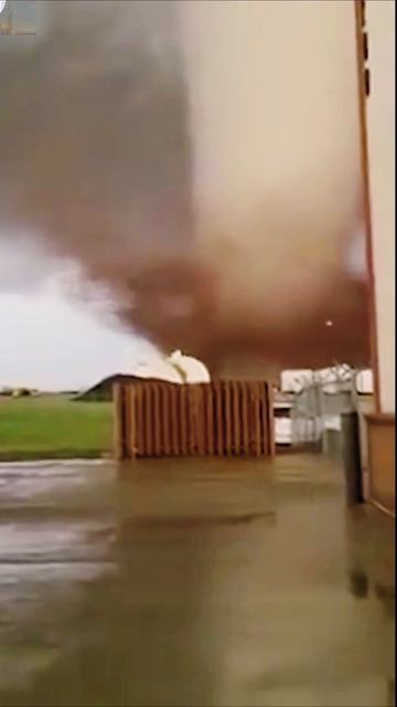 Видео мощного ТОРНАДО (смерч), который обрушился на США🌪️