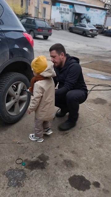 🛞Переобулись, видимо, рано.
🌲Хорошо хоть ещё ёлку не вынесли...