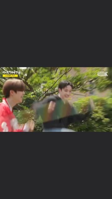 все они умирают со смеху, прыгая через скакалку все шестеро разом,