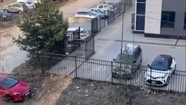 Женщина припарковала свое авто на тропе прохожих