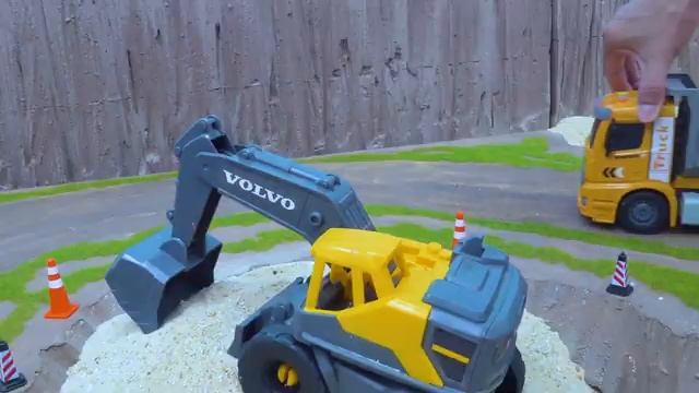 Машинки для детей и малышей. Машинки выгрудают песок, попадают в беду.