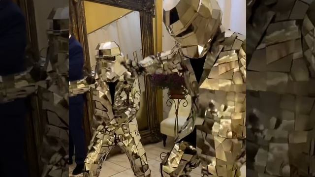 Серебряный космический штурмовик на праздник в Москве — футуристический персонаж Go Show