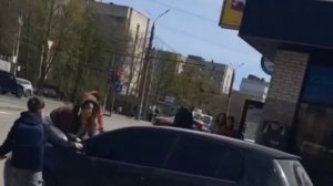Женщина с монтировкой напала на авто ТЦК

Украина, Винница, центр города, женщина запрыгнула на капо