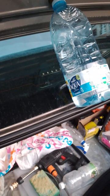Бутылкой из-под воды на 2.5 л можно зафиксировать крышку багажника на Весте седан