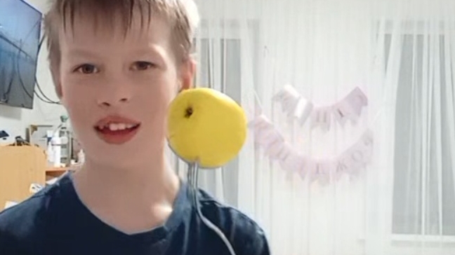 поймал яблоко вилкой