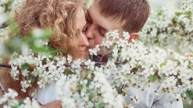 Весеннее счастье чудесно на вкуc - стихи и музыка - Виктор Михнев + SUNO