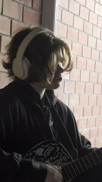 Захар играет на гитаре 3