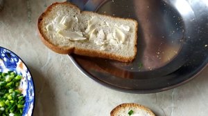 Бутерброды с маслом и зеленью молодого чеснока