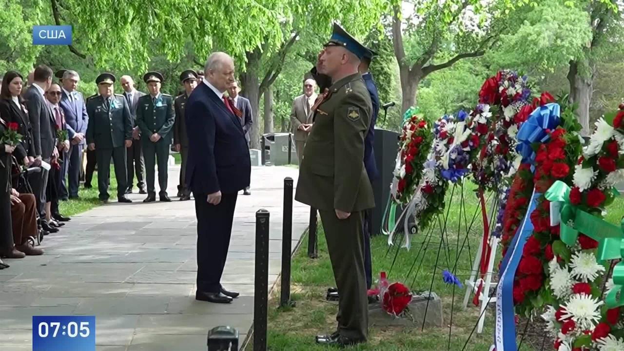 Появились кадры церемонии у мемориала 